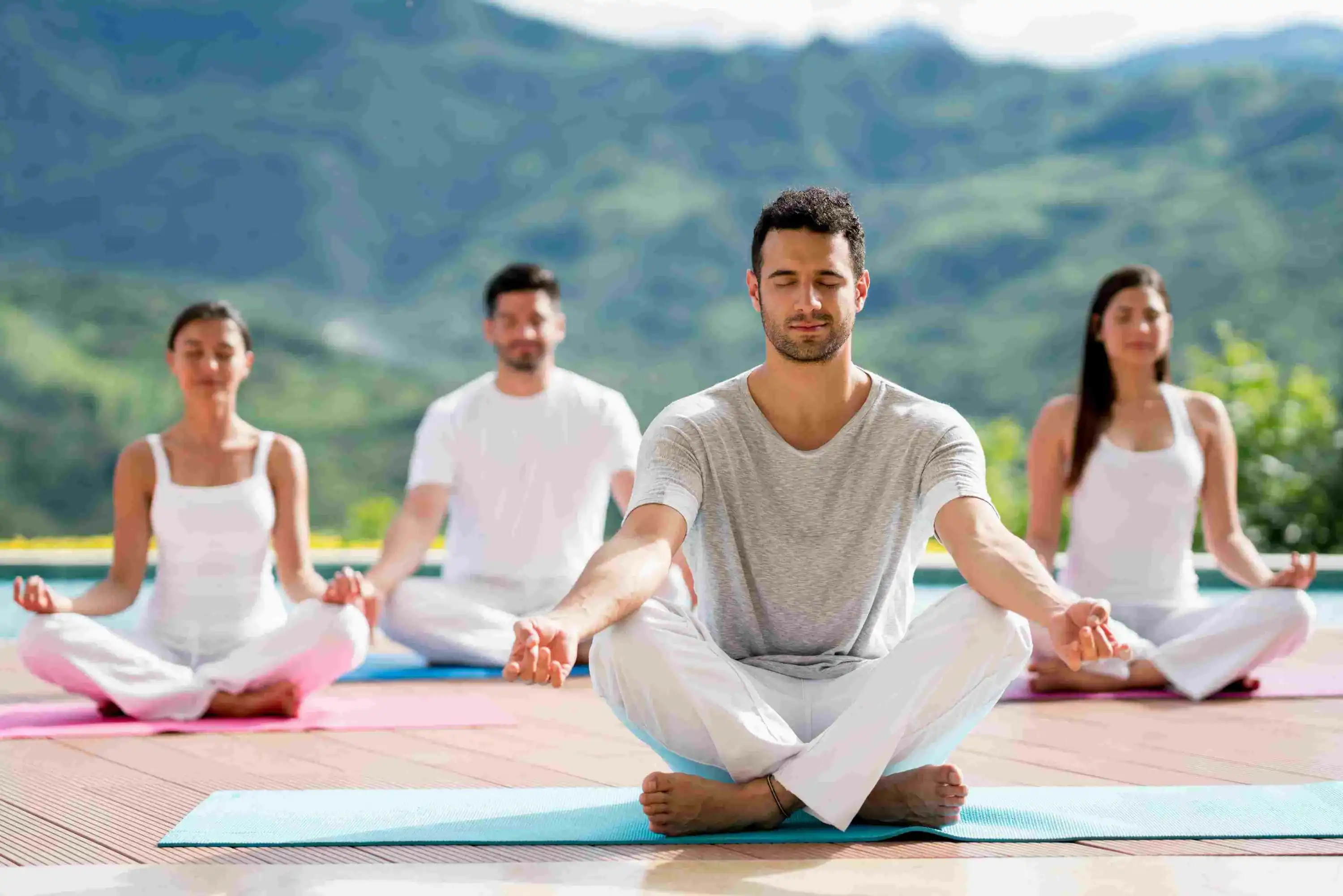 persona meditando en posición de loto, foto profesional