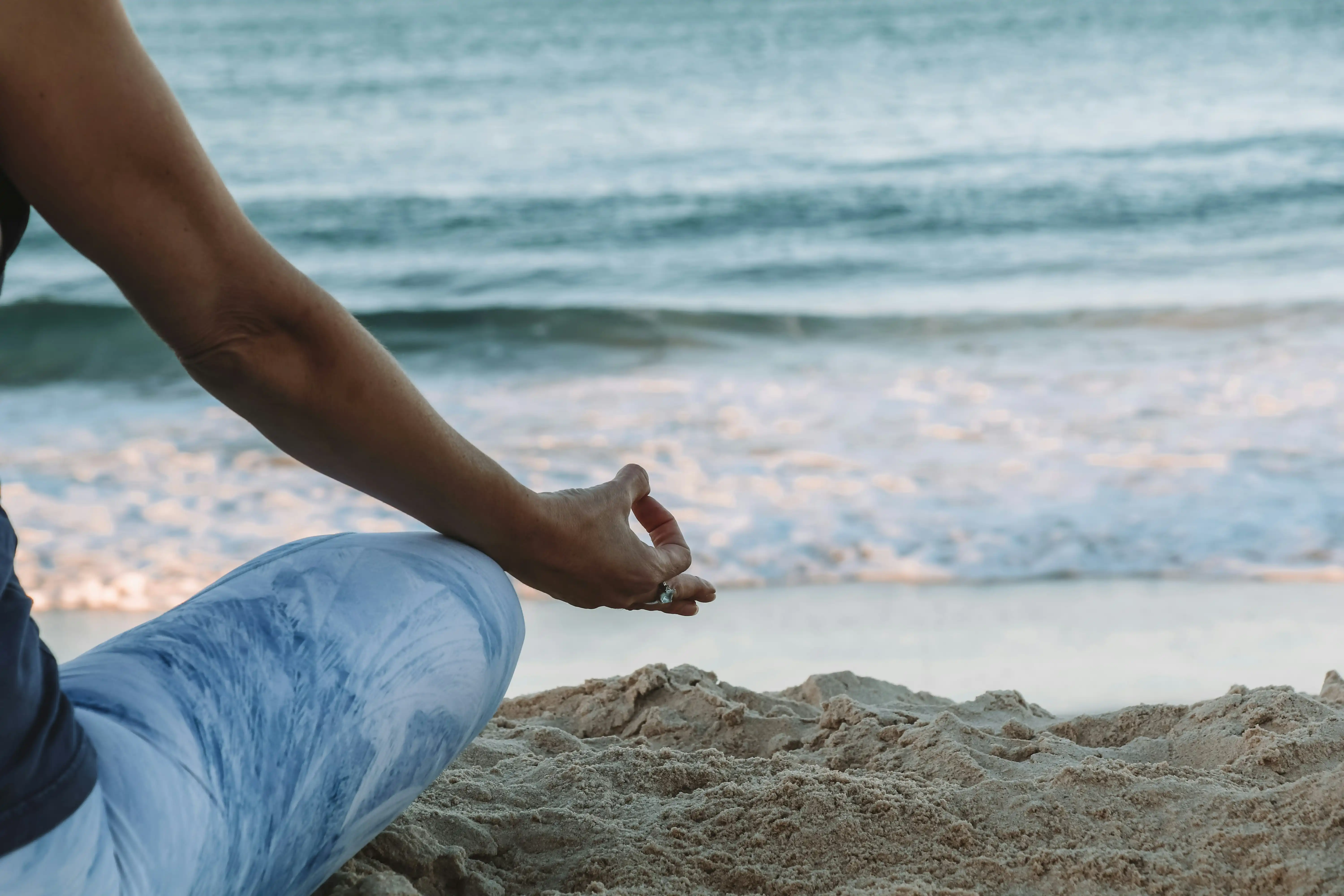 persona practicando mindfulness al aire libre, foto natural