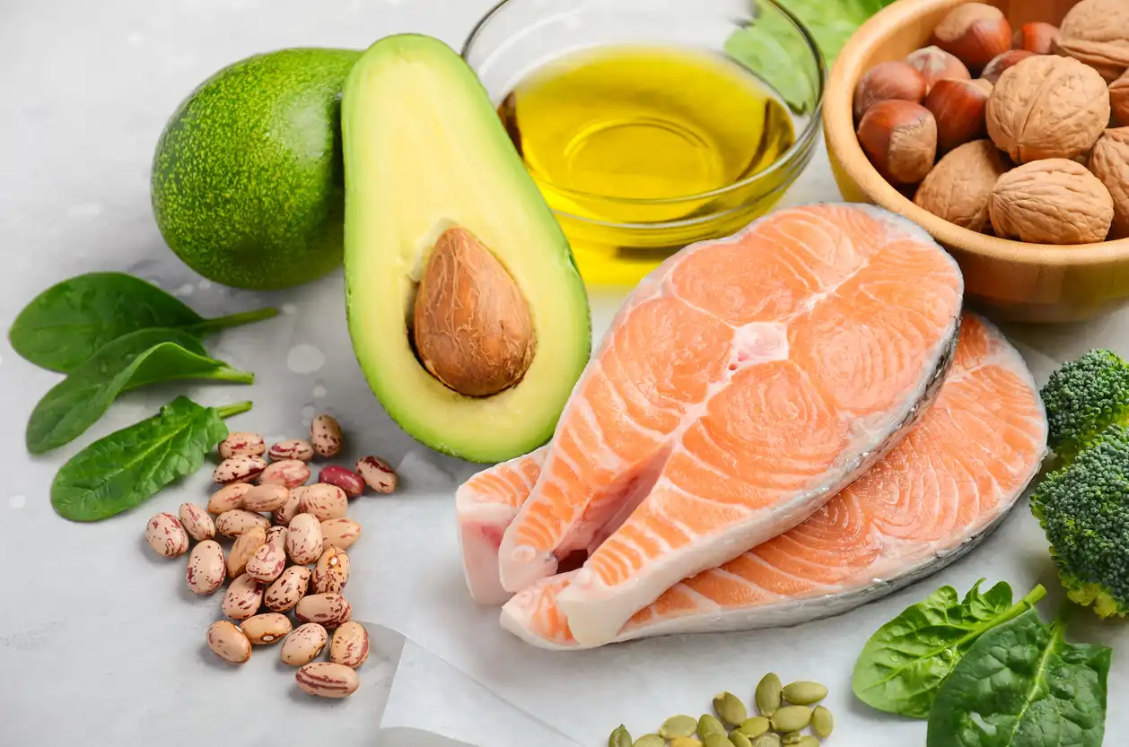 salmón fresco y aguacates, foto gastronómica