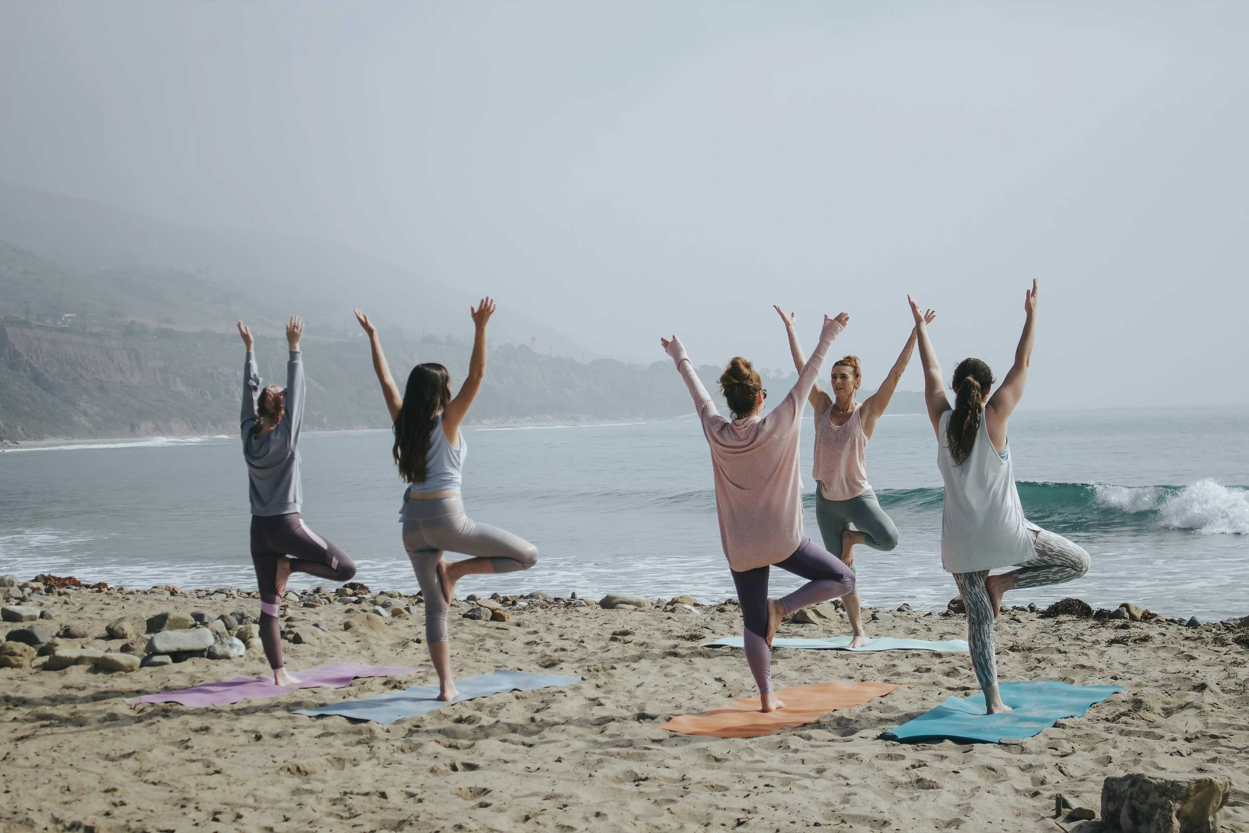 practicante de yoga en pose tranquila, foto estudio